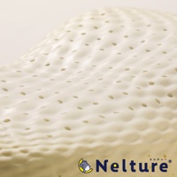 NELUD 完美釋壓Q彈棉花糖枕，呈現乳白色，表面佈滿規律的小圓孔，材質呈現柔軟Q彈的質感。