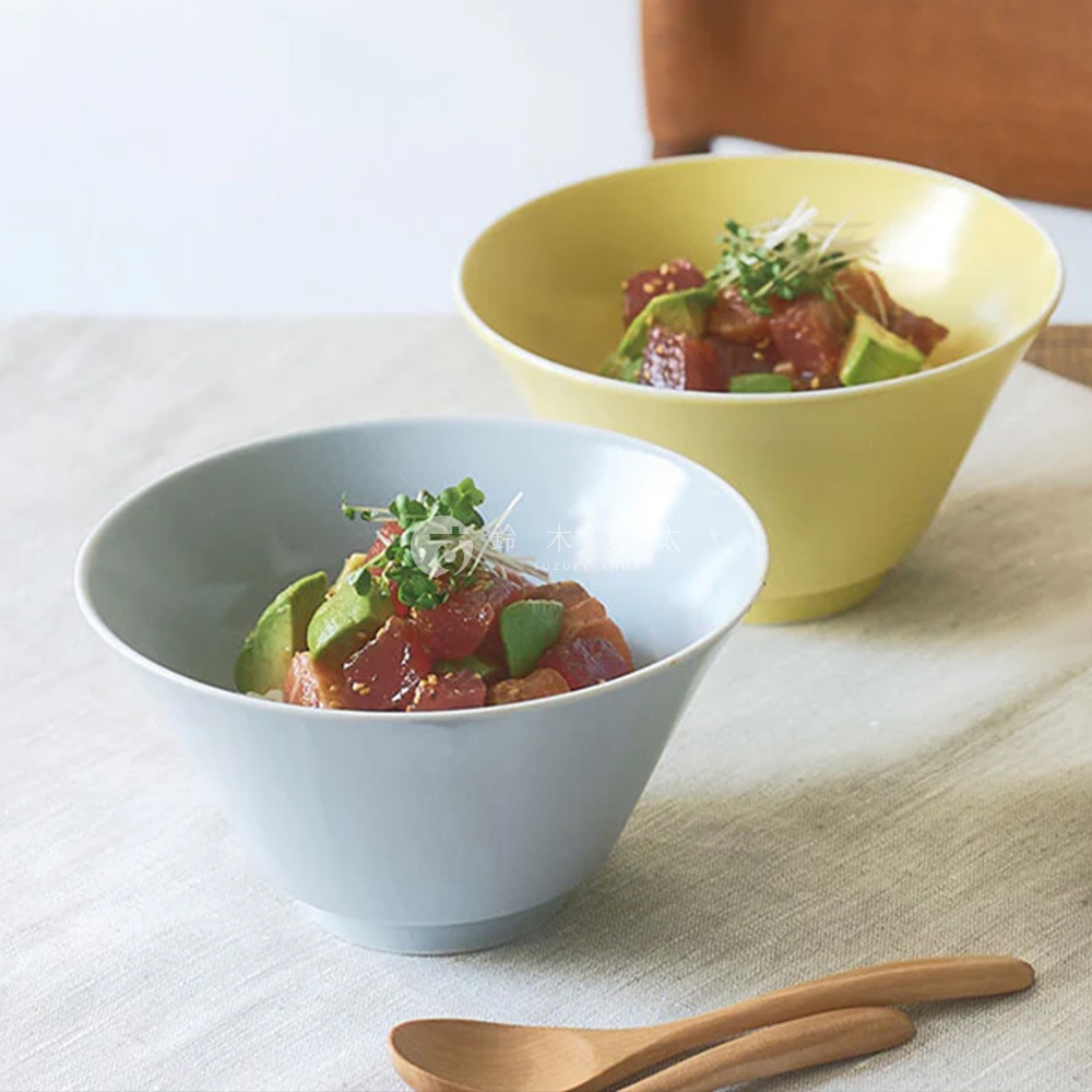 兩個美濃燒簡約釉彩深碗，一個為淺藍色，一個為鵝黃色，碗內盛有鮪魚、酪梨和豆芽菜的料理。