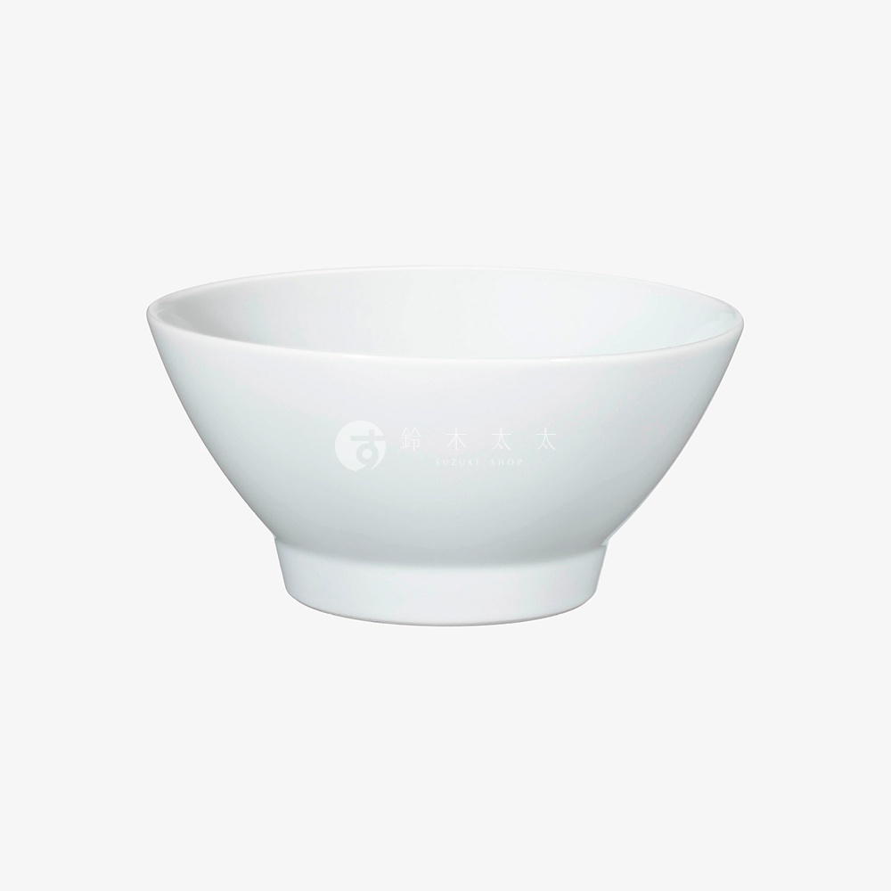 一個簡潔的白色陶瓷料理丼碗，碗身呈弧形，底部有穩定的圈足，碗內有淺灰色的品牌標誌。