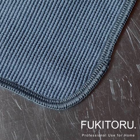 藍色超極細纖維擦拭布，表面有細緻的條紋紋理，邊緣以縫線包邊，質地柔軟。