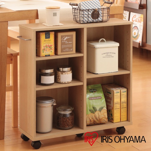 淺木色開放式可移動收納架，配有三個開放層架和兩個分隔的收納空間。左側頂層有玫瑰果茶盒和咖啡盒，中層有兩個玻璃罐，底層有兩個較大的儲物罐。右側頂層有一個米白色方形儲物罐，中層有一個餅乾包，底層有兩盒穀物麥片。收納架底部裝有四個黑色輪子，側面有一個銀色金屬把手。