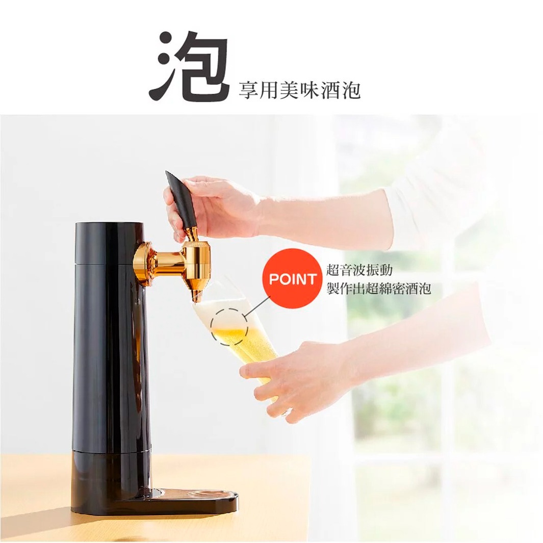 直立式黑色啤酒金泡機，配有金色龍頭，正為玻璃杯注入啤酒，產生細緻綿密的酒泡。