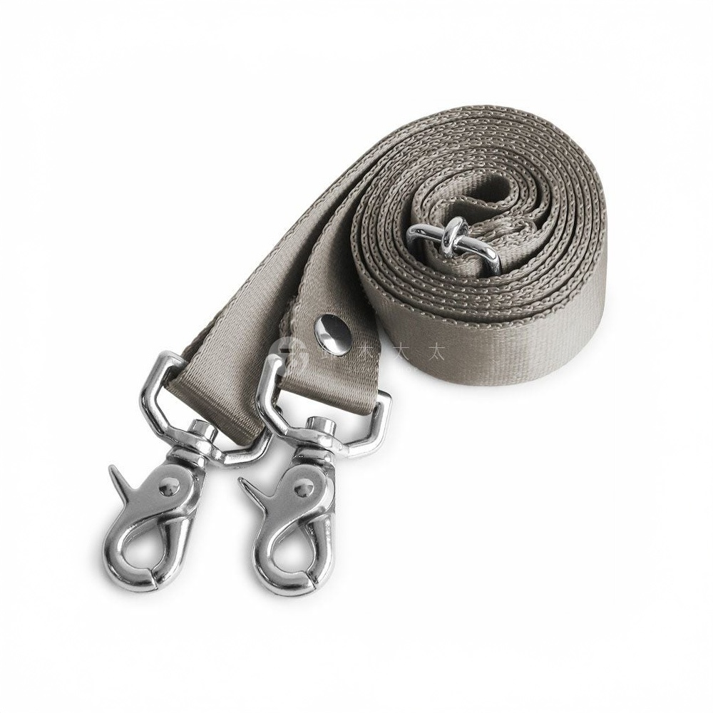 灰色尼龍斜背包肩帶，配有兩個銀色金屬掛鉤和調節扣