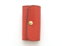 紅色皮革經典鑰匙包，四鉤設計，附有黃銅按扣，手工縫線。