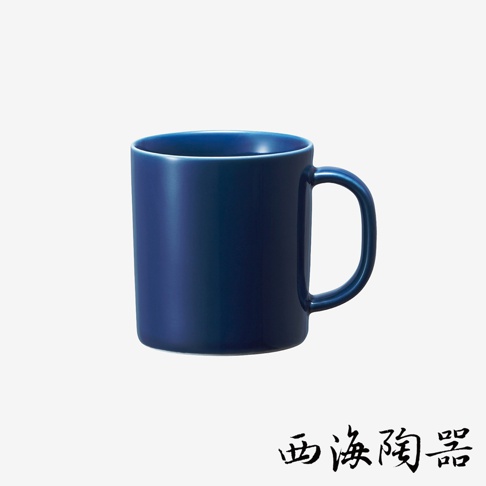 深藍色陶瓷馬克杯，330ml容量，帶有圓形把手，簡約設計。