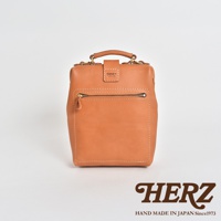 職人手作皮革迷你軟皮杜勒斯包，顏色為淺棕色，包身採用柔軟皮革，配有頂部提把、正面拉鍊口袋和金屬扣環。