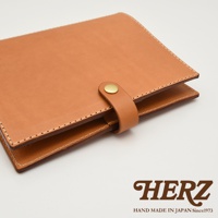 職人手作皮革A5手帳/記事本書套，淺棕色皮革，附有金屬釦帶，車縫線清晰。