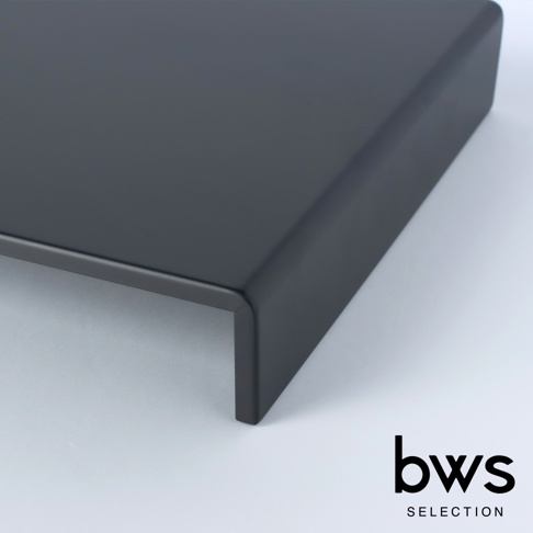 這是一張 bws SELECTION 瓦斯爐空間多功能置物架的產品特寫，展示了簡約霧面黑色的金屬擱架，表面平整並帶有圓角折彎設計，呈現出優雅的現代工業風格，底部設有品牌標誌。