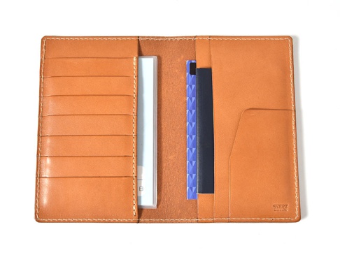 職人手作皮革多用途收納長夾 (KB-5)，淺棕色皮革，內有七個卡槽，可放入護照、證件及其他物品，縫線整齊，右下角有品牌Logo。