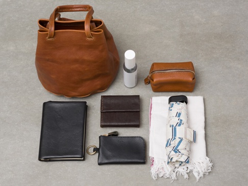 Sサイズ収納例:ブックカバー(GS-40)、スプレー、三つ折り小型財布(GS-44)、コード付きキーケース(GS-65)、紙風船ポーチ(GS-38)Mサイズ、タオル、折りたたみ傘。