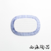 波佐見燒十草紋橢圓餐盤，盤身為白色，外緣飾有藍色細長條紋，盤內有橫向的細條紋。