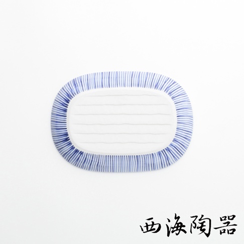 波佐見燒十草紋橢圓餐盤，盤身為白色，外緣飾有藍色細長條紋，盤內有橫向的細條紋。