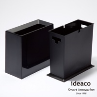 兩個黑色塑膠方形垃圾桶，其中一個較高，帶有提手和底座，另一個較矮且無提手。
