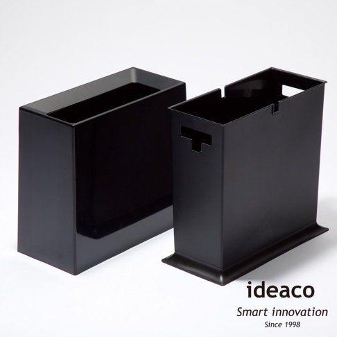 兩個黑色塑膠方形垃圾桶，其中一個較高，帶有提手和底座，另一個較矮且無提手。