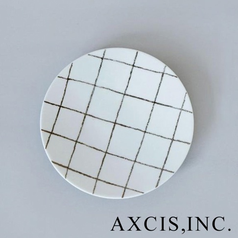 gohara mamiko 美濃燒手繪點心盤，白色陶瓷盤身，以黑色手繪網格線條裝飾，簡潔大方。