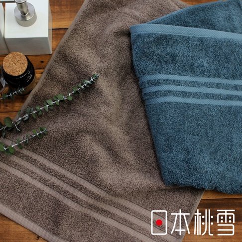 兩條今治飯店毛巾，一條為棕色，另一條為藍綠色，兩者皆為柔軟的棉質材質，帶有條紋裝飾。
