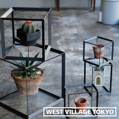 鐵製飄浮展示長方架，黑色金屬框架，呈現簡約的立方體造型，可承載盆栽植物，營造立體綠意空間。