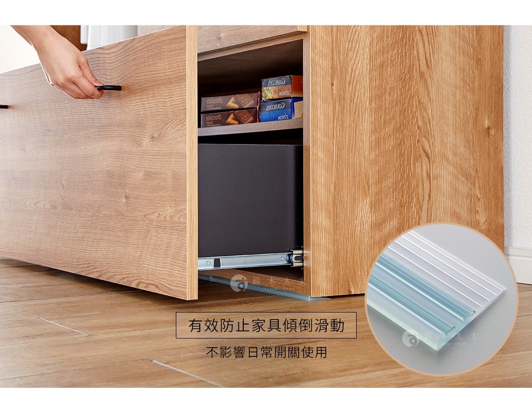 淺藍色帶有橫條紋的防滑墊，置於木紋家具下方，展示其防倒固定功能。