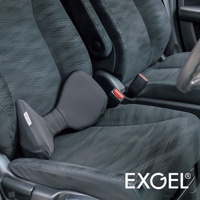 黑色汽車用腰墊，採用柔軟布料材質，設計成符合人體工學的弓形，提供腰部支撐。腰墊放置於汽車座椅上，旁邊有安全帶扣。