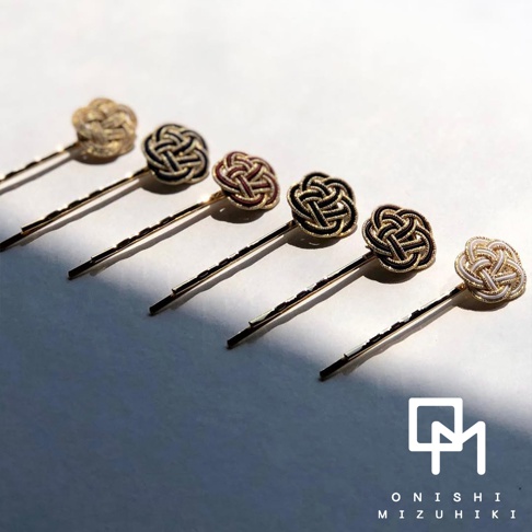 六款日式水引花結金絲髮夾，分別為金、黑金、紅金、黑、金，以及白金配色，髮夾皆為金色金屬材質。