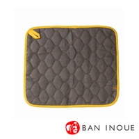 深灰色兩層蚊帳棉織吸水墊，菱格紋縫製，黃色滾邊，左上角有掛繩。