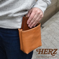 職人手作皮革多用途工作用腰袋 E-27，淺棕色皮革，有白色縫線，可放入一個棕色皮革長夾。