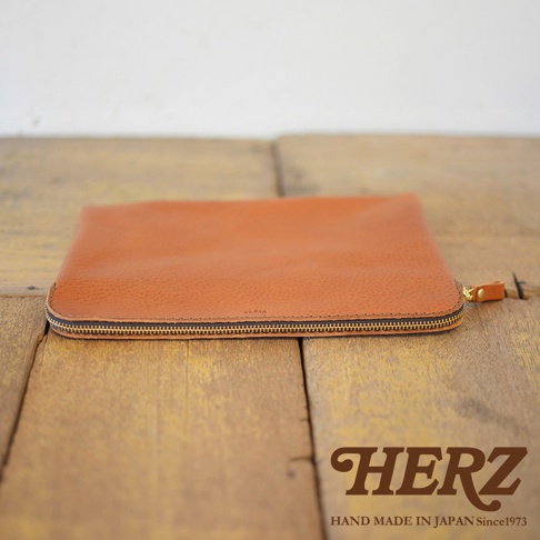 職人手作皮革Organ雙拉鍊收納袋，顏色為棕色，材質為皮革，表面有細緻紋理，配有金色拉鍊及皮革拉頭。