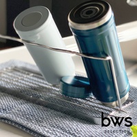 不鏽鋼折疊杯壺瀝水架，架上放置一個淺藍色和一個深藍色的不鏽鋼保溫杯，以及一個藍色的杯蓋。