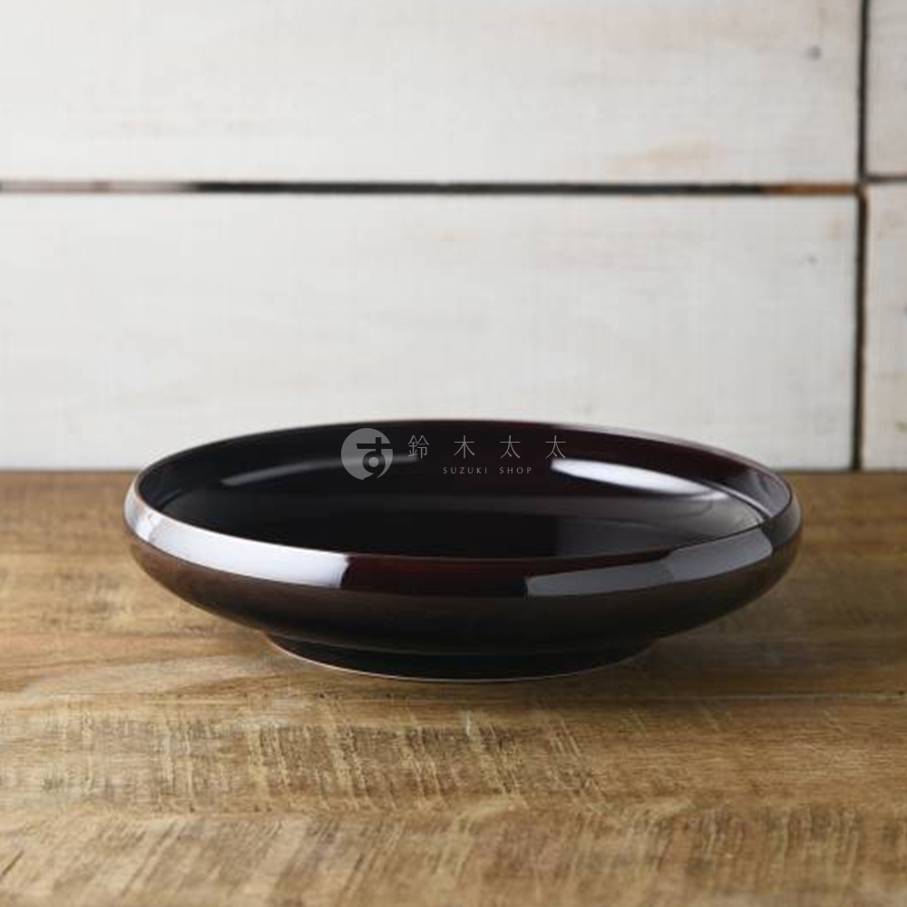 Tsudoi 赤飴釉美濃燒圓盤，深棕色釉面，圓形，帶有微微的弧度，材質為陶瓷，置於木質桌面。