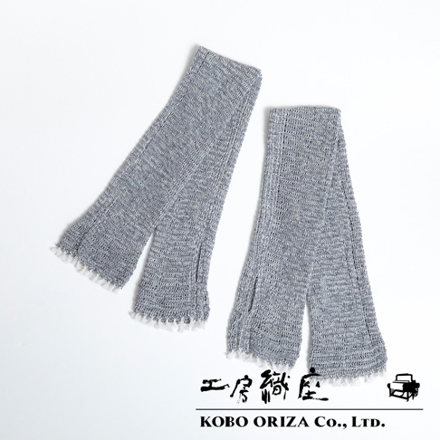 一對灰色輕柔有機棉遮陽袖套，採編織紋路，袖口有白色流蘇裝飾。