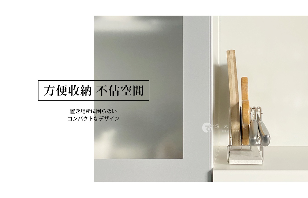 銀色金屬製成的珪藻土菜刀砧板瀝水架，可收納多塊砧板和菜刀，簡潔實用。