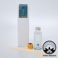 KYARA INNOVATE 品牌推出的 Aquamarine 香氛擴香竹，內容物包含一瓶香氛液、金色擴香環、數根擴香竹，以及印有扇貝圖案的紙盒包裝。