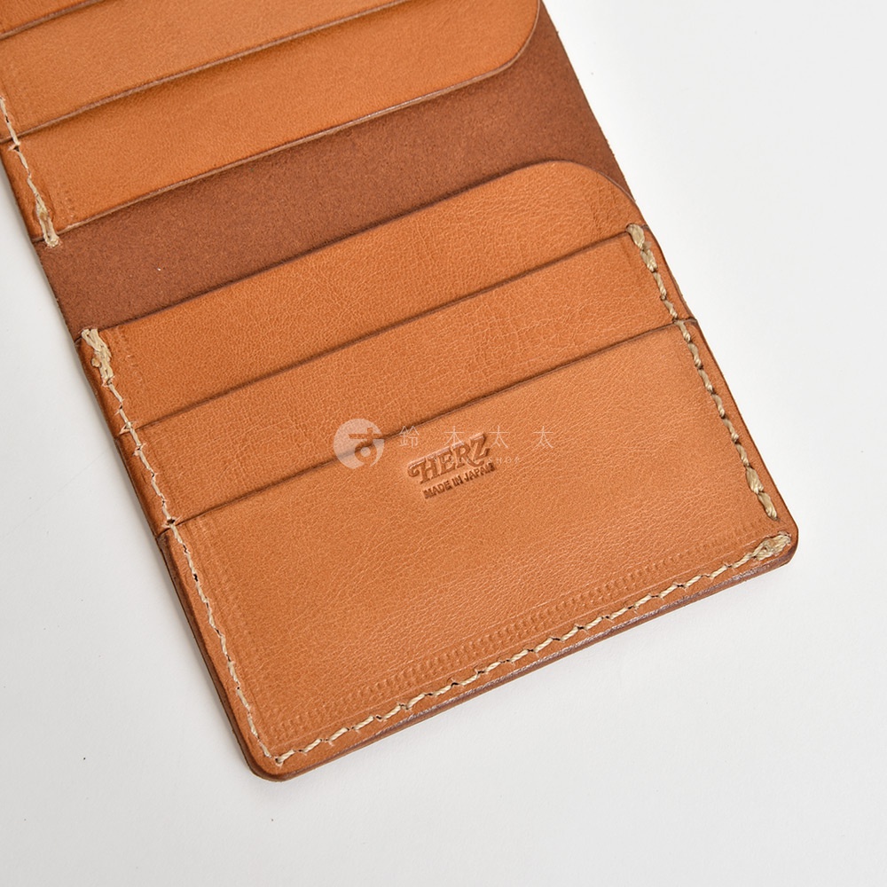 日本HERZ手工皮革卡片夾，有「HERZ」和「MADE IN JAPAN」的燙印標記。