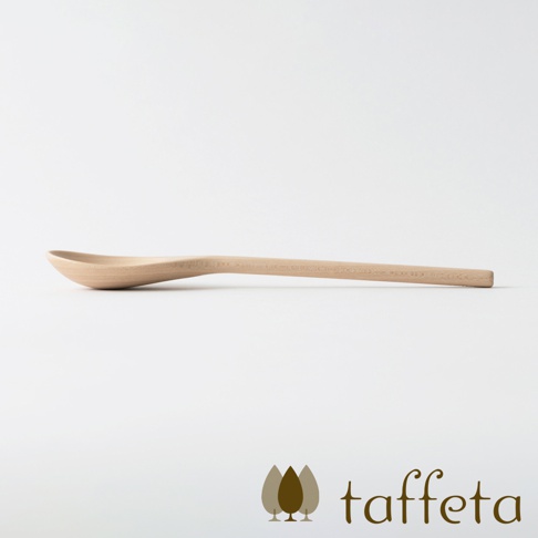 淺色楓木湯匙，湯勺部分呈橢圓形，手柄細長，材質為天然木材，呈現樸實的木紋質感。