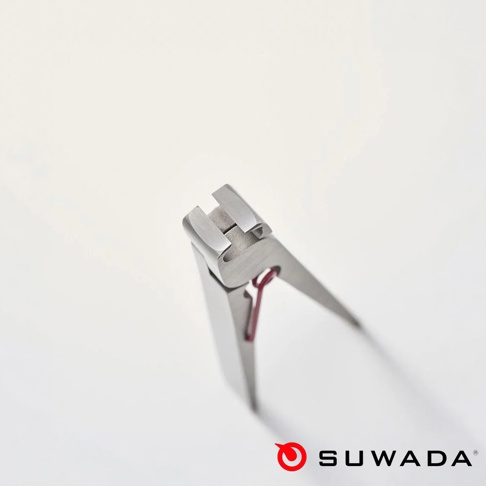 一把不鏽鋼材質的 SUWADA 職人手工指甲剪，從上方俯視角度呈現，刀刃處呈現精緻的工藝細節，中央設有一枚紅色的彈簧結構，白色背景下方標示著紅色品牌商標與 SUWADA 字樣。