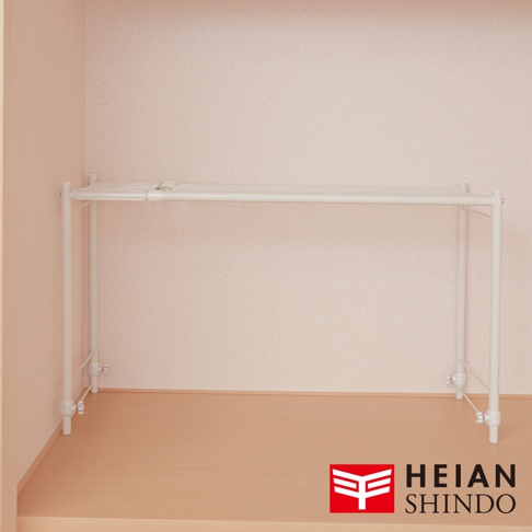 白色雙向可伸縮置物整理架，由金屬管材構成，架設在淺色壁紙和木質地板的空間內，底部有調整腳。