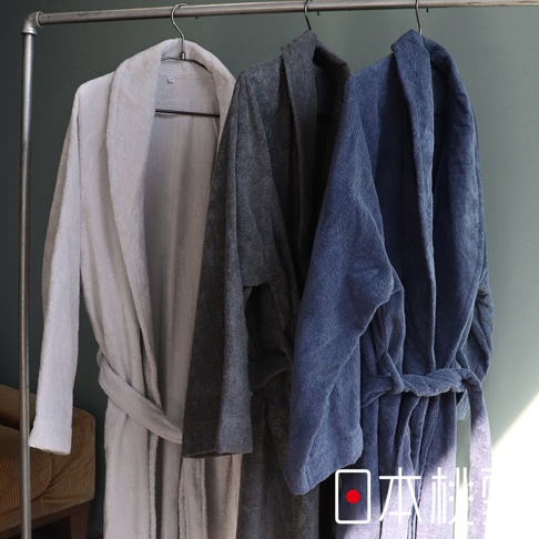 三件不同顏色的長袖浴袍，分別為淺灰色、深灰色和藍色，皆為連腰帶的款式，材質看起來是毛巾布料。