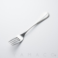 不鏽鋼叉，帶有珠飾邊緣裝飾，背景為純白色。