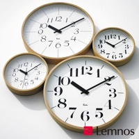 RIKI 時鐘 (S) 共有四個，皆為圓形，白色錶盤，黑色數字與指針，淺木色圓形邊框。