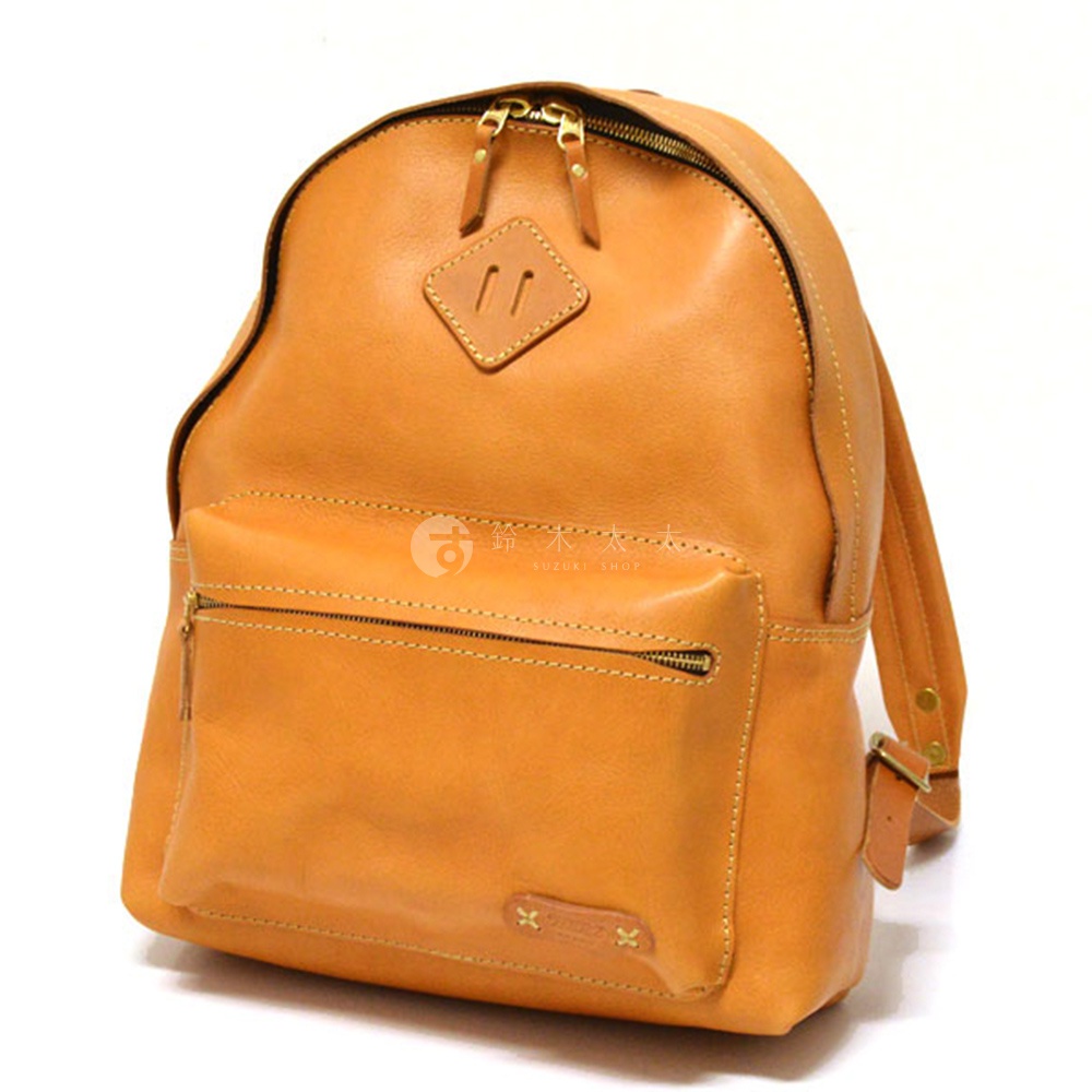 棕色皮革後背包，正面有拉鍊口袋和品牌標籤，雙拉鍊主開口，休閒風格。