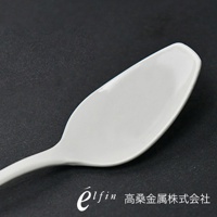 日製白琺瑯咖哩湯匙，光滑的白色琺瑯材質，湯勺部分呈現橢圓形，握柄較細長，背景為深灰色。