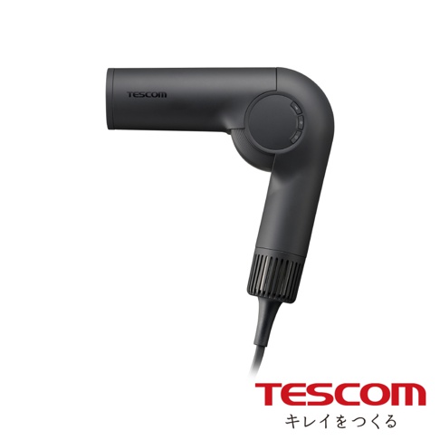 魅影黑色的 Tescom 摺疊式吹風機，具有圓形握把和可調節按鈕，以及進風口格紋設計。