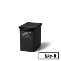 黑色掀蓋式矮版垃圾桶，側面印有白色文字「Would you like to review what your life should be...?」及網址，材質為塑膠。