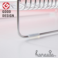 不鏽鋼碗碟架特寫，展示其金屬彎曲結構和透明固定件，左上角有「GOOD DESIGN」標誌，右下角為品牌 Logo。