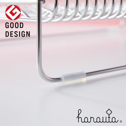 不鏽鋼碗碟架特寫，展示其金屬彎曲結構和透明固定件，左上角有「GOOD DESIGN」標誌，右下角為品牌 Logo。