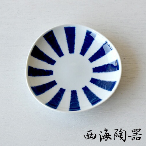 波佐見燒藍玉紋五件式醬料碟，白色陶瓷盤面，放射狀排列著深藍色漸層的條紋，呈現簡約的日式風格。
