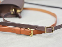 Sサイズは15mm幅、Mサイズは20mm幅のストラップが付いています。また、太さに合わせて調整金具も異なります。