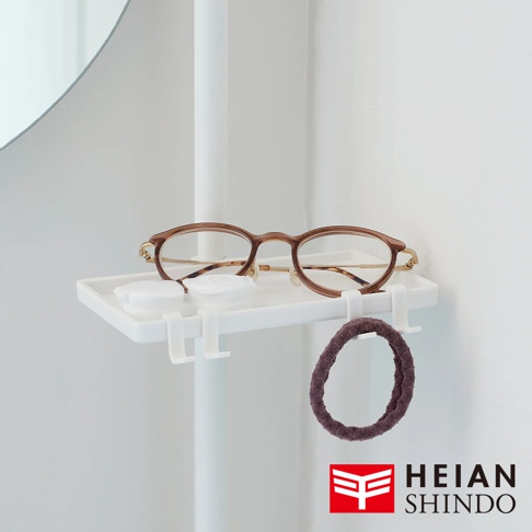 白色直撐款迷你掛勾架，架上放有一副棕色鏡框眼鏡、兩個白色瓶蓋，以及一條深棕色髮圈。