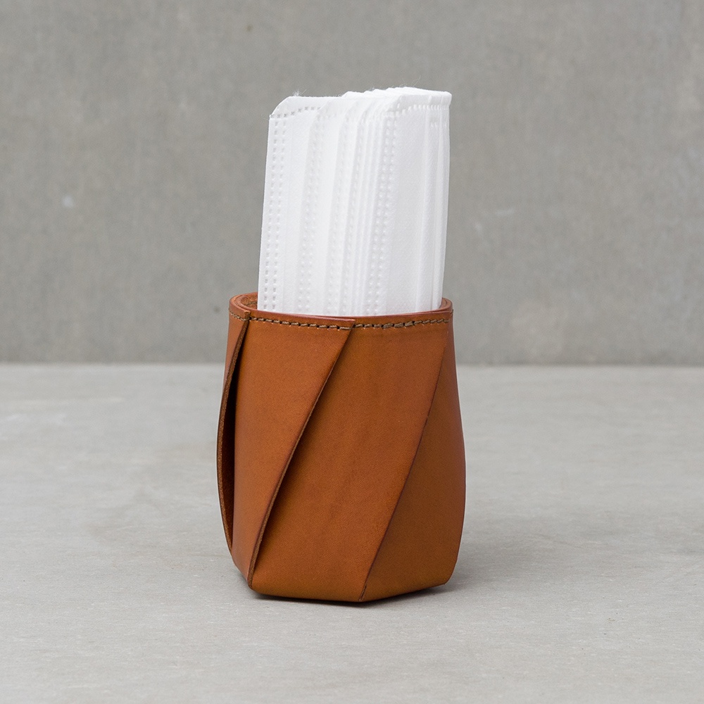 職人手作皮革Organ六角收納筆筒，採用棕色皮革材質，設計簡約，可收納紙巾或文具。