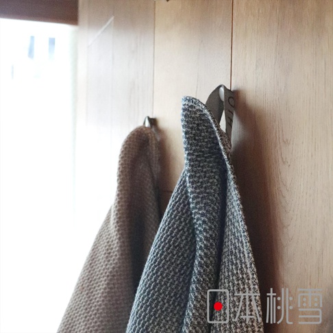 日本桃雪品牌標誌，搭配兩條紋理毛巾掛在牆上